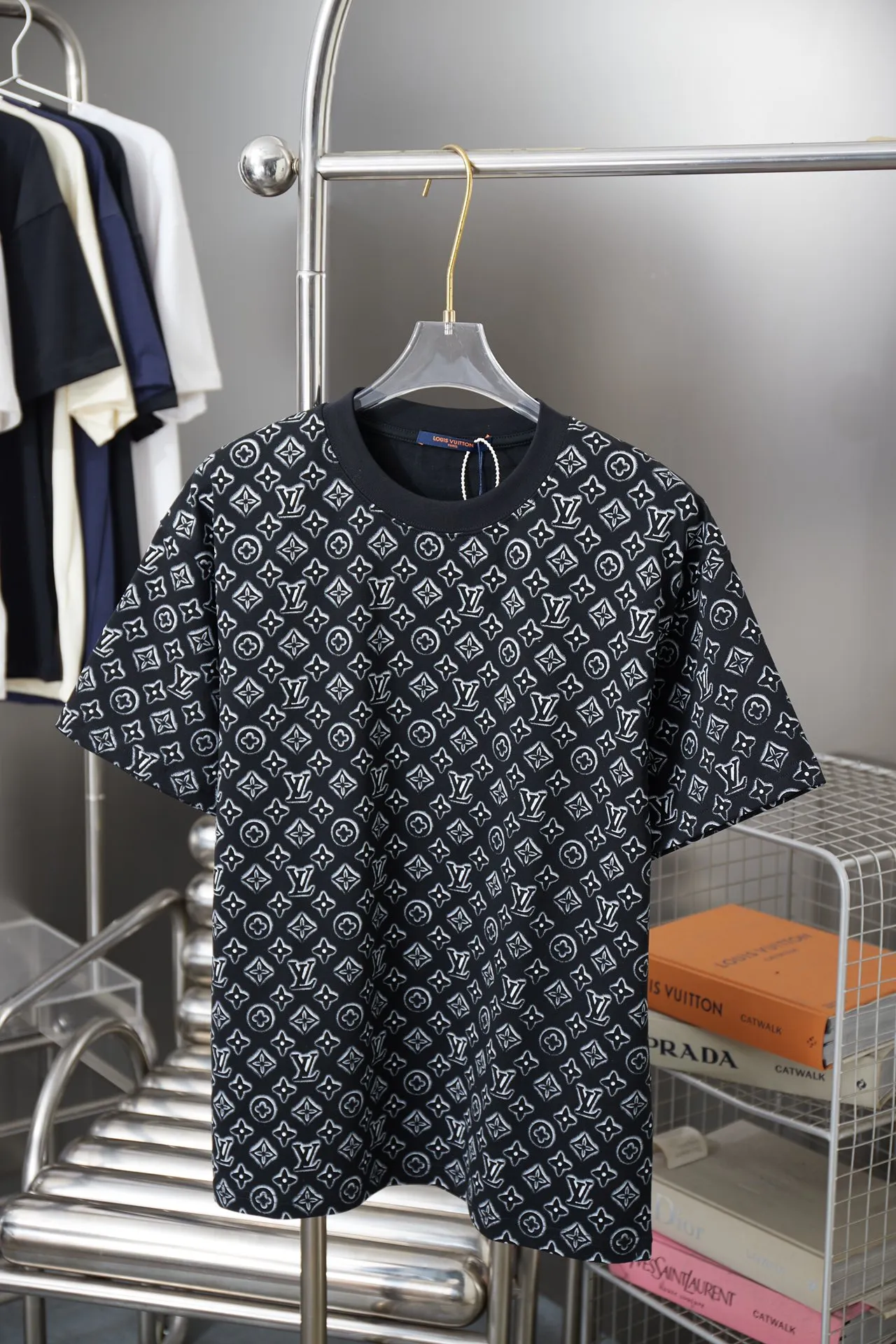 🅿️190 1V 25SS early spring new style Short sleeves with all-over presbyopic letters Light luxury Essential item for daily commuting for men and women Correct version Welcome to compare Detailed features · 320g 100% pure cotton double yarn jersey fabric · Special thickened 32 pieces of double-strand 1X1 thread in the same vat · Positioned digital full-width presbyopic Lv letter logo printing · Double needle stitching and cross-stitch technology · Original main mark, washable tag, brand moisture-proof paper packaging Color: black/white Size: S/M/L/XL